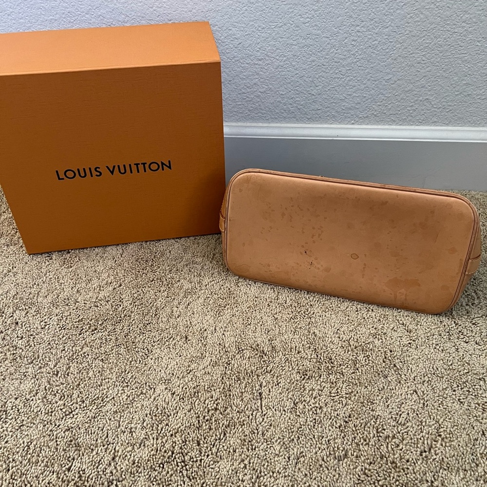 Louis Vuitton Alma PM size comes with free fashion bag charm. Box NOT included - Picture 3 of 7